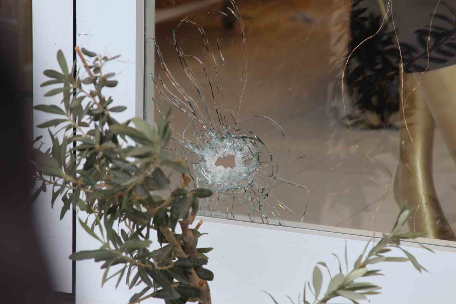 Kapalı mağazaya kurşun yağdırdılar: Esnaf kadın korku içinde
