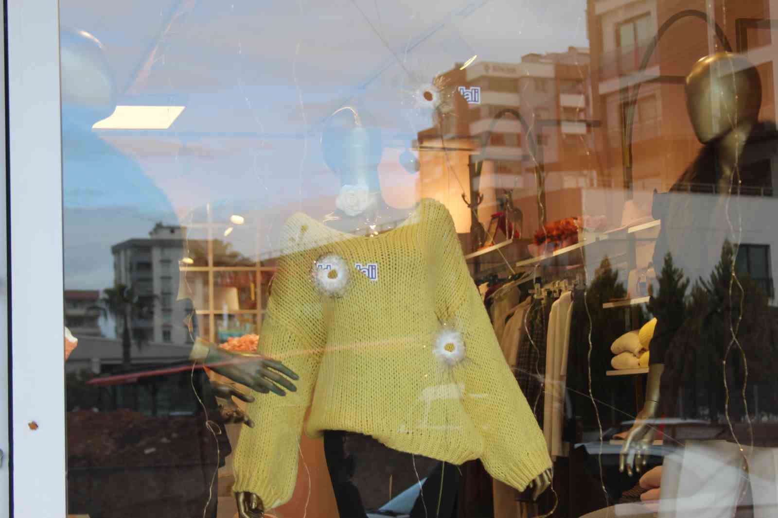 Kapalı mağazaya kurşun yağdırdılar: Esnaf kadın korku içinde
