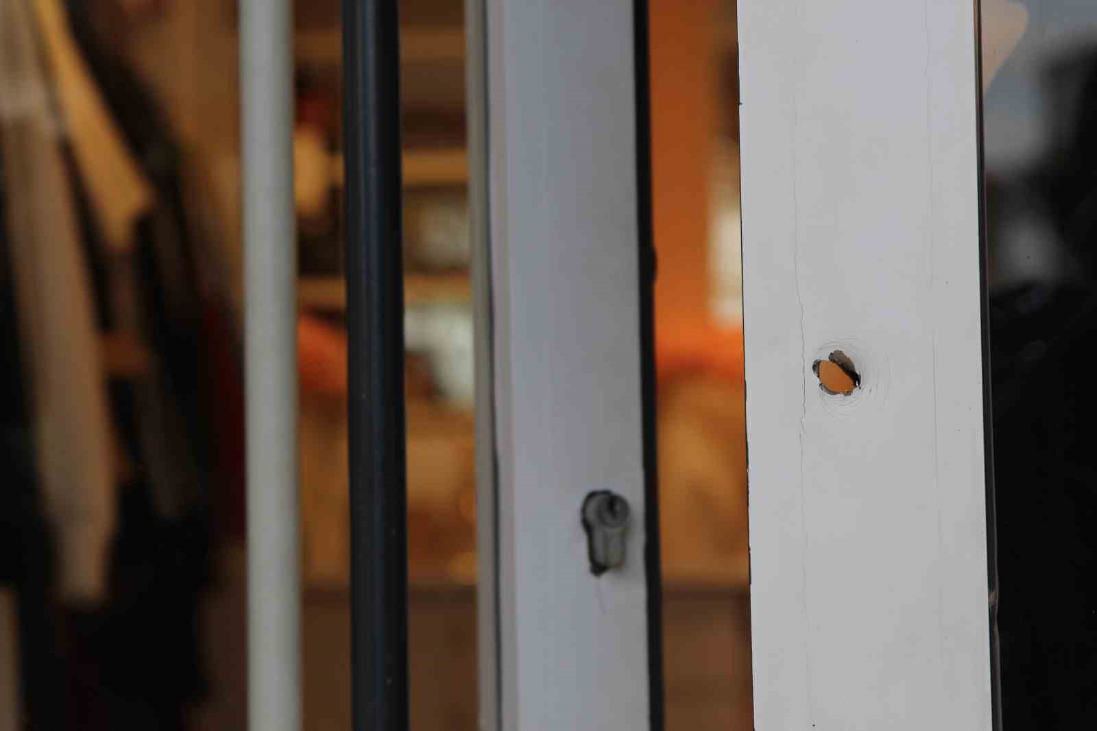 Kapalı mağazaya kurşun yağdırdılar: Esnaf kadın korku içinde
