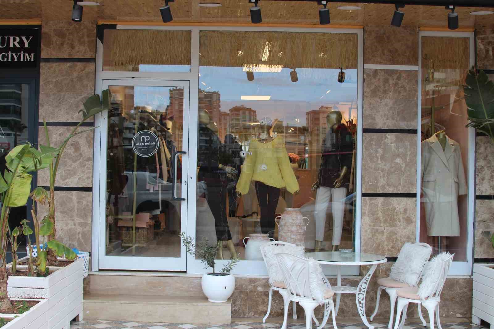 Kapalı mağazaya kurşun yağdırdılar: Esnaf kadın korku içinde
