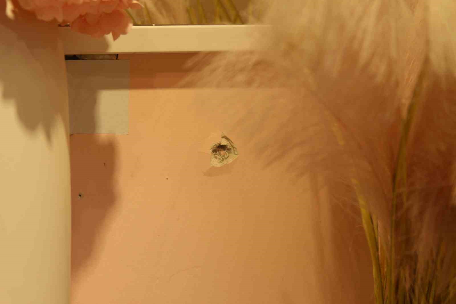 Kapalı mağazaya kurşun yağdırdılar: Esnaf kadın korku içinde
