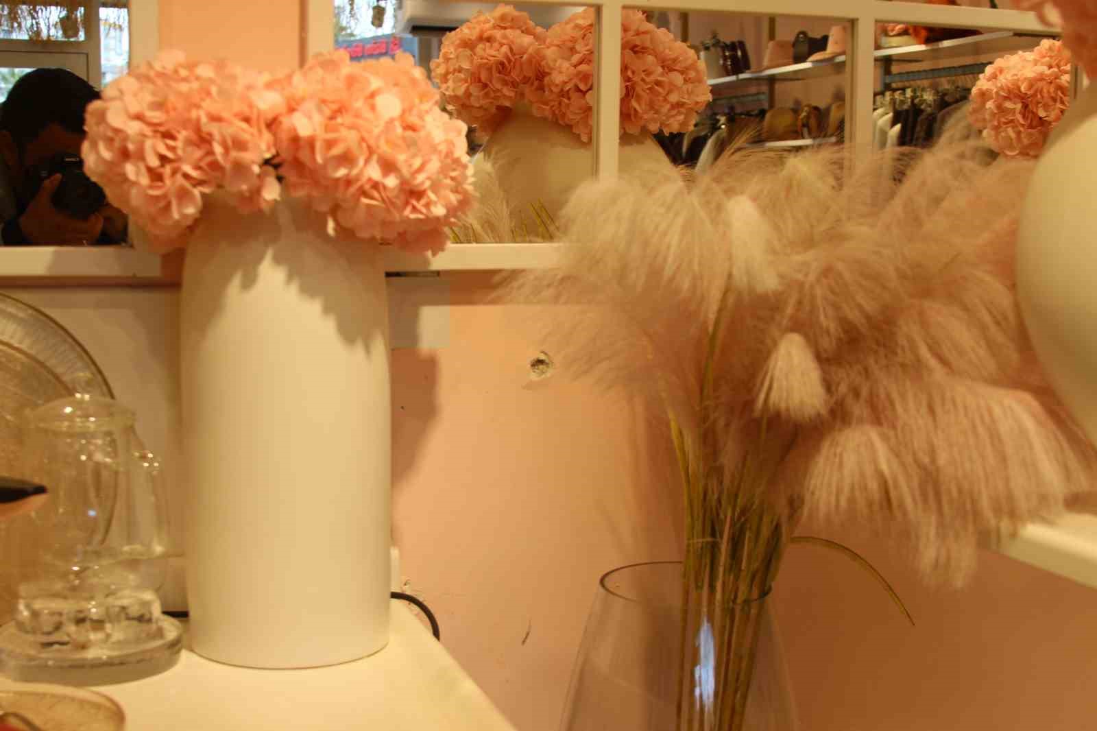 Kapalı mağazaya kurşun yağdırdılar: Esnaf kadın korku içinde
