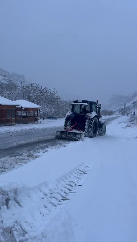 Kapanan yollarını kendi imkanları ile açtılar
