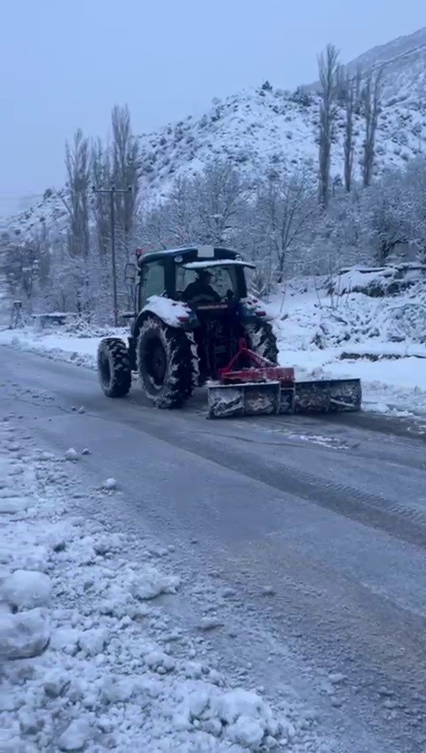 Kapanan yollarını kendi imkanları ile açtılar
