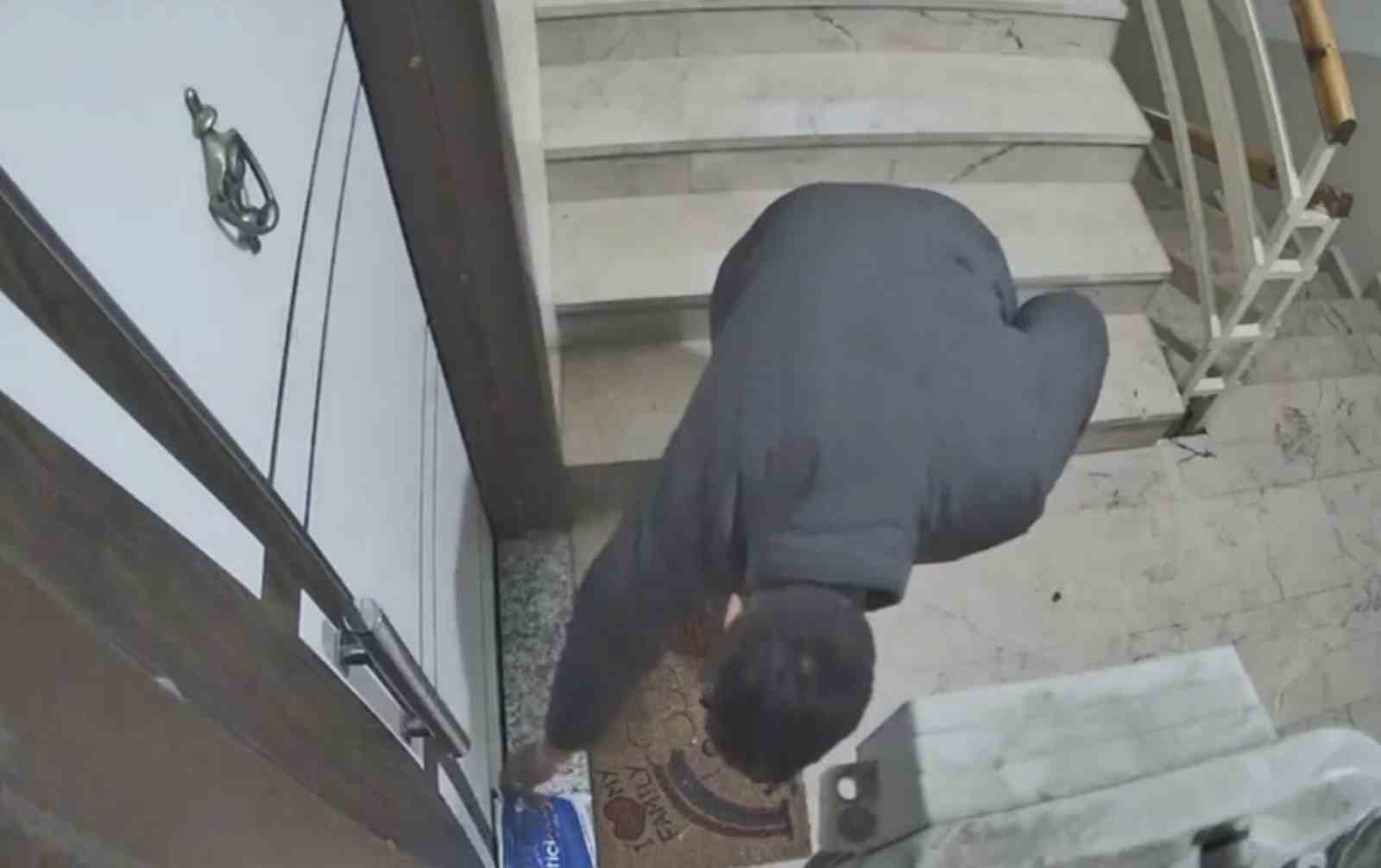 Kapı kapı para topladı, gözü kargoda kaldı: Güvenlik kamerası hırsızlığa engel oldu
