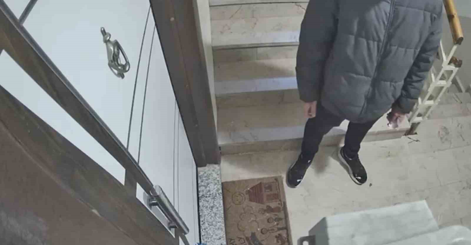 Kapı kapı para topladı, gözü kargoda kaldı: Güvenlik kamerası hırsızlığa engel oldu
