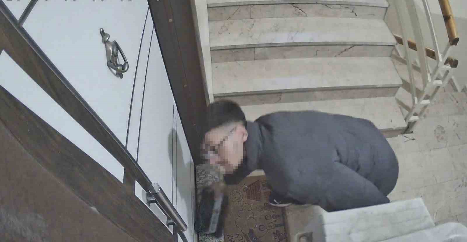 Kapı kapı para topladı, gözü kargoda kaldı: Güvenlik kamerası hırsızlığa engel oldu
