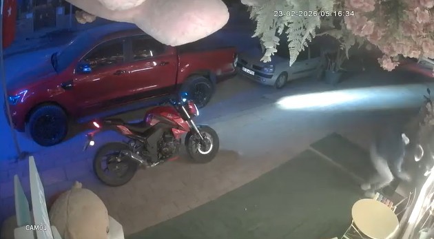 Kapıya 100 TL bırakıp 5 bin TL’lik pelüş ayıyı çaldılar
