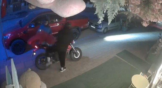 Kapıya 100 TL bırakıp 5 bin TL’lik pelüş ayıyı çaldılar
