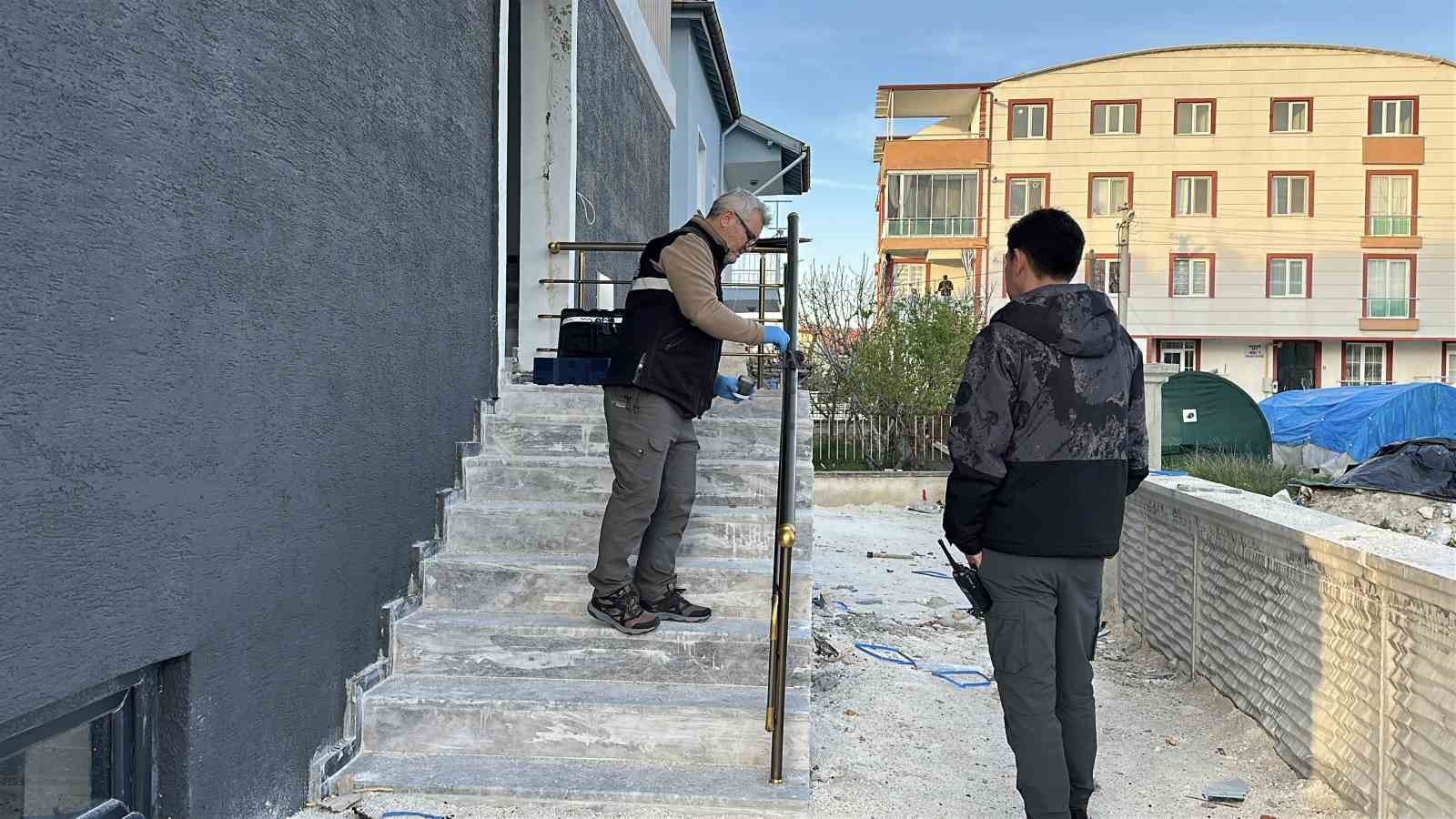 Kapıyı parçalayarak takılmamış lavabo bataryalarını çaldılar
