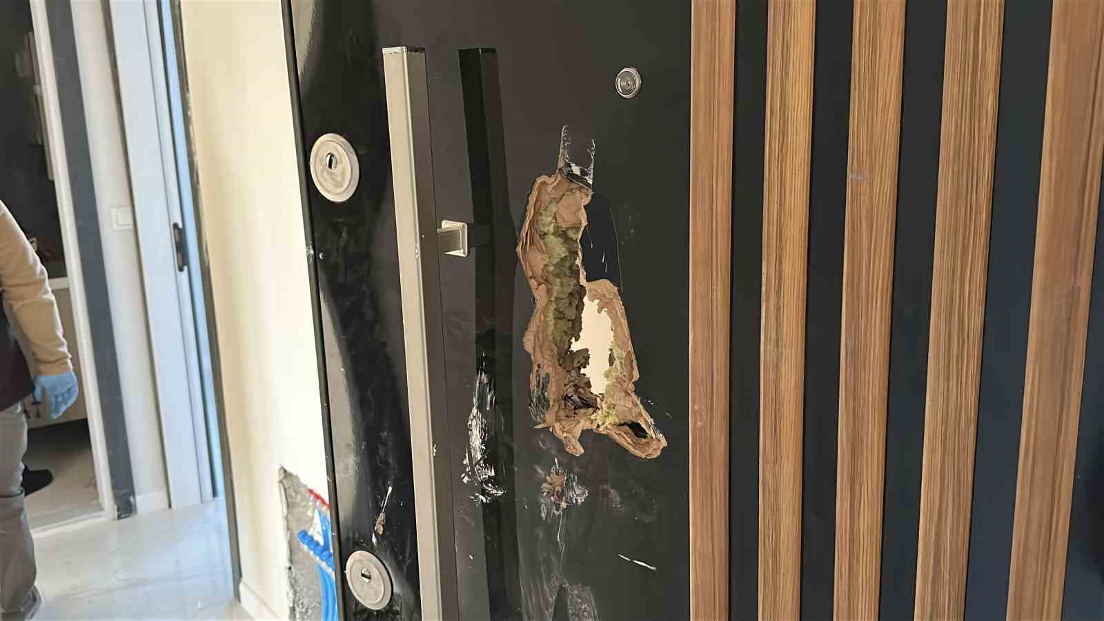 Kapıyı parçalayarak takılmamış lavabo bataryalarını çaldılar
