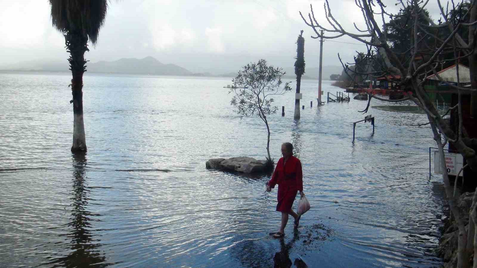 Kaplıca sular altında, vatandaşlar şifa peşinde
