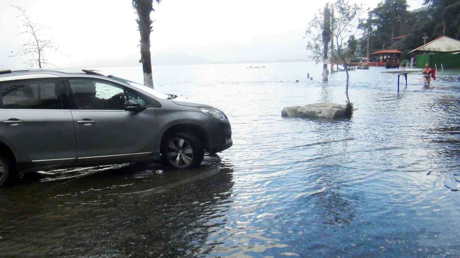 Kaplıca sular altında, vatandaşlar şifa peşinde

