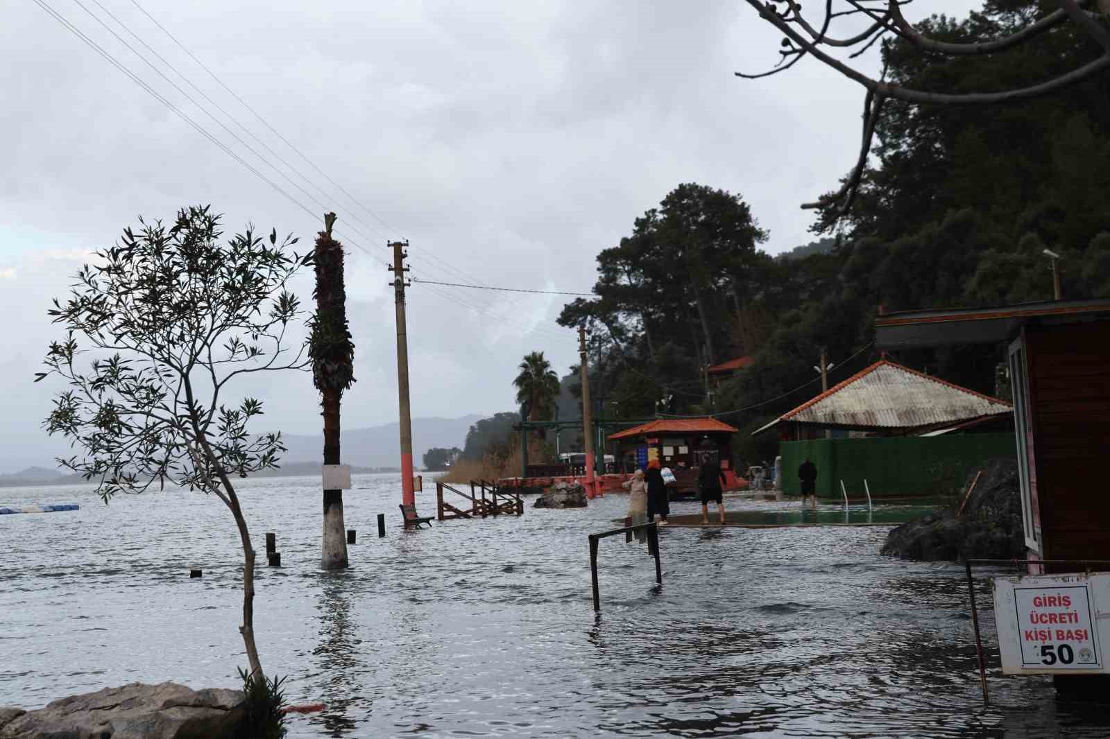 Kaplıca sular altında, vatandaşlar şifa peşinde
