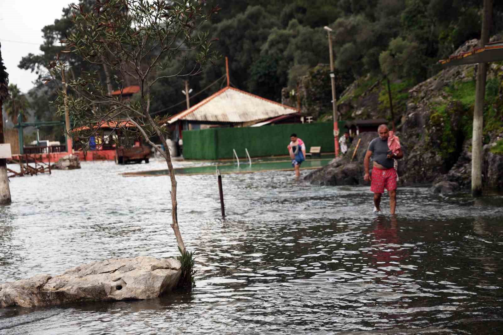 Kaplıca sular altında, vatandaşlar şifa peşinde
