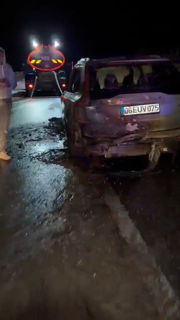 Kaputundan duman çıkan jip alevlere teslim oldu
