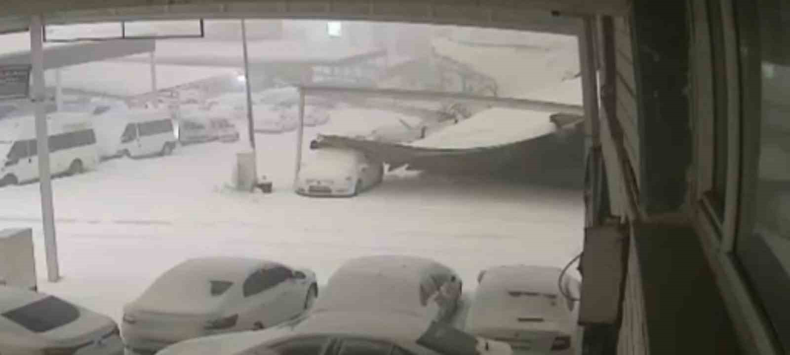 Kar ağırlığına dayanamayan sundurmanın araçların üzerine çöktüğü anlar kamerada
