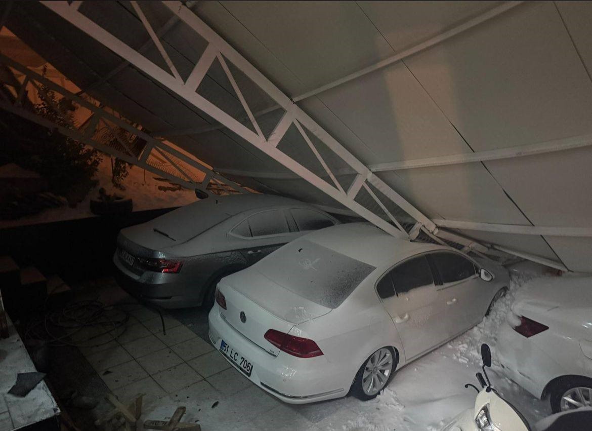 Kar ağırlığına dayanamayan sundurmanın araçların üzerine çöktüğü anlar kamerada
