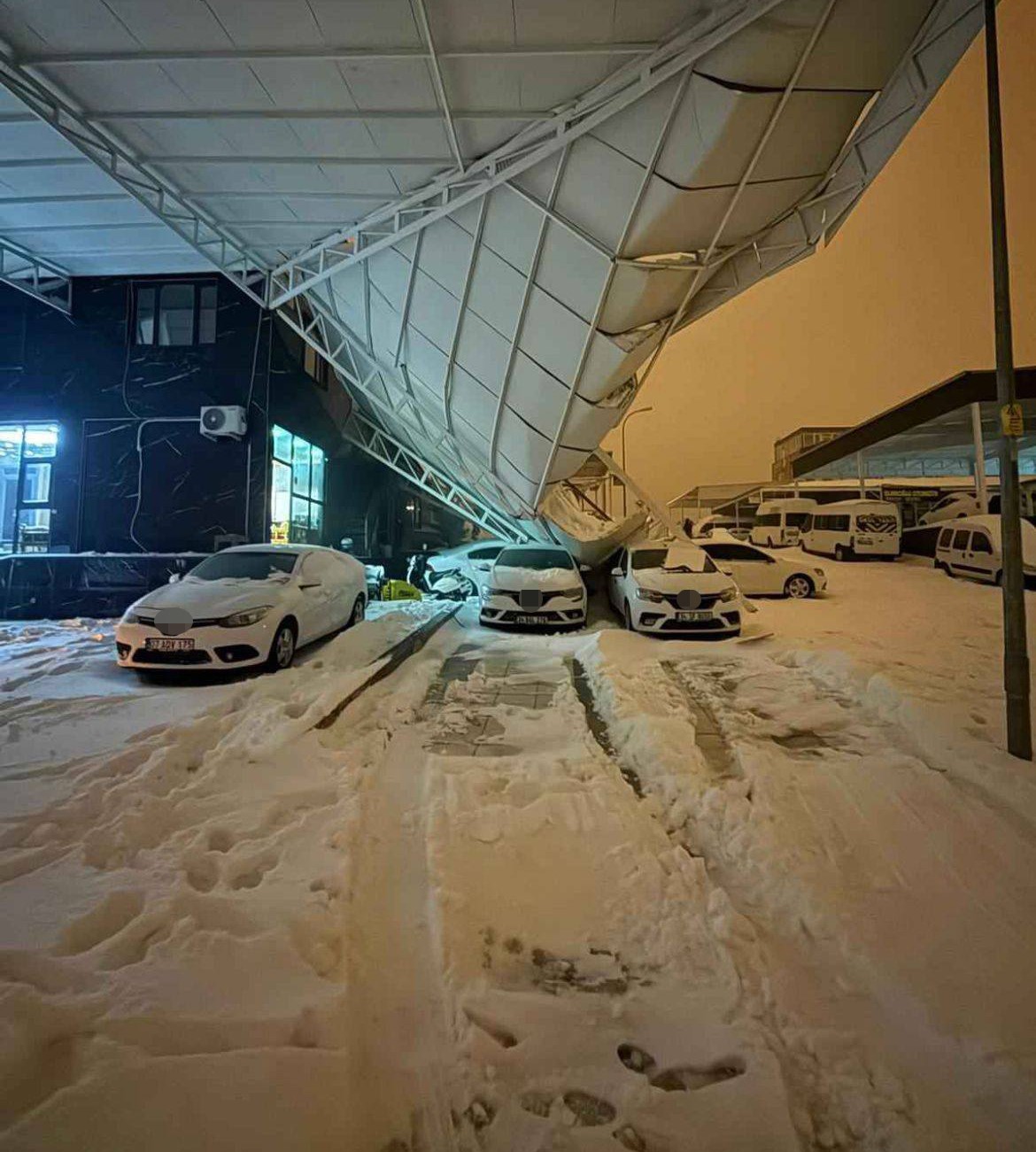 Kar ağırlığına dayanamayan sundurmanın araçların üzerine çöktüğü anlar kamerada
