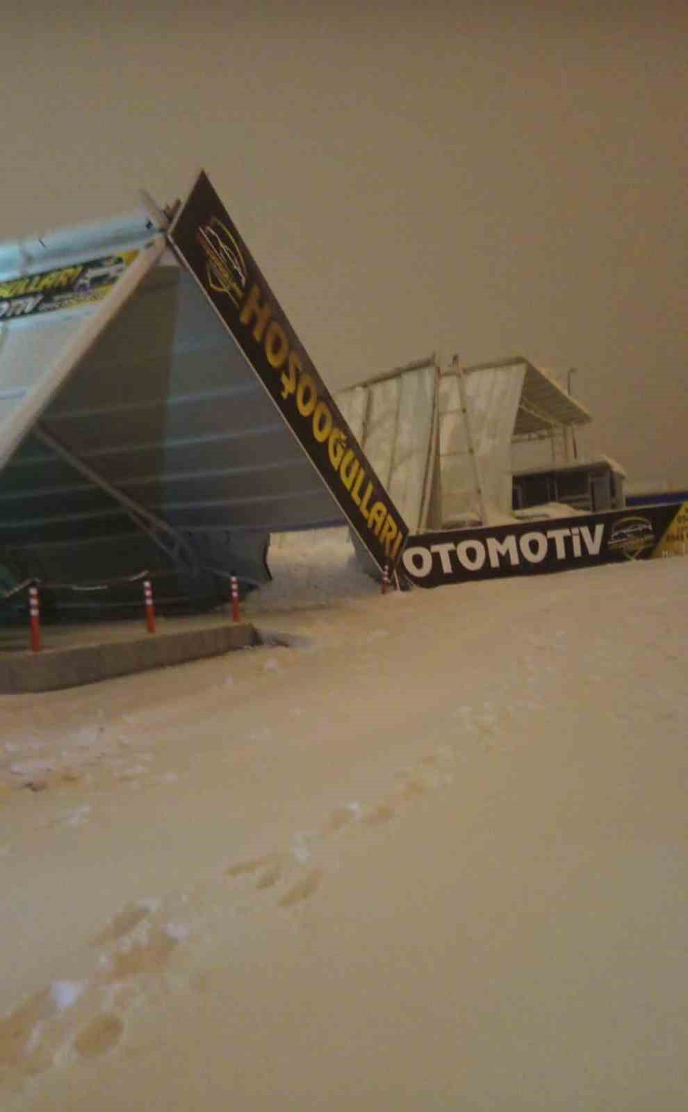 Kar ağırlığına dayanamayan sundurmanın araçların üzerine çöktüğü anlar kamerada
