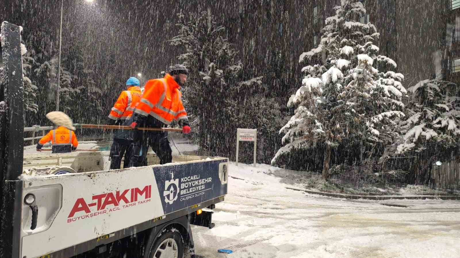 Kar alarmı: Bin 200 personel ve 354 araç sahada
