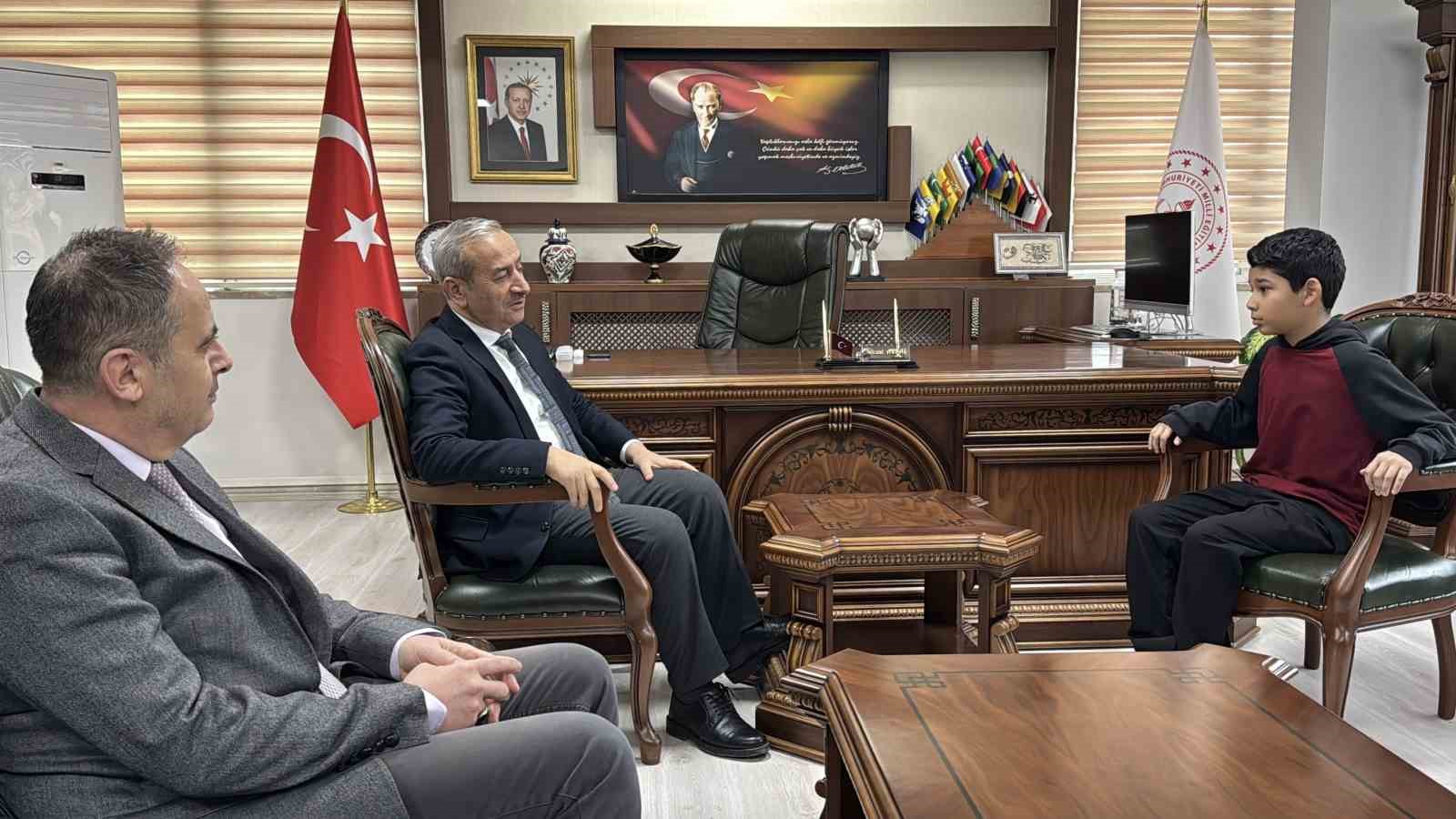 Kar altında İstiklal Marşı’na eşlik eden Türkmen öğrenci ödüllendirildi
