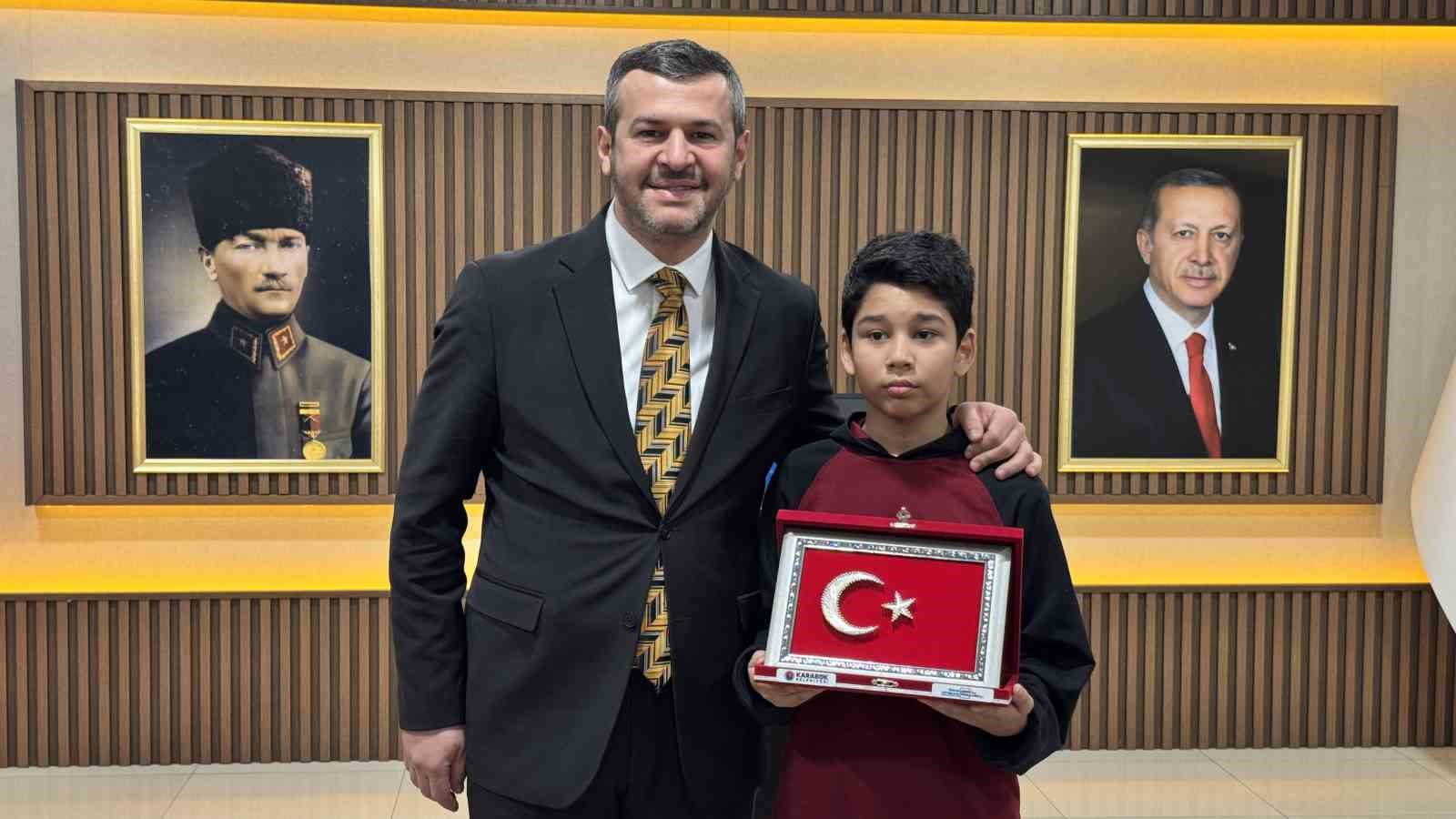 Kar altında İstiklal Marşını okuyan öğrenciye Başkan Çetinkaya da kayıtsız kalmadı
