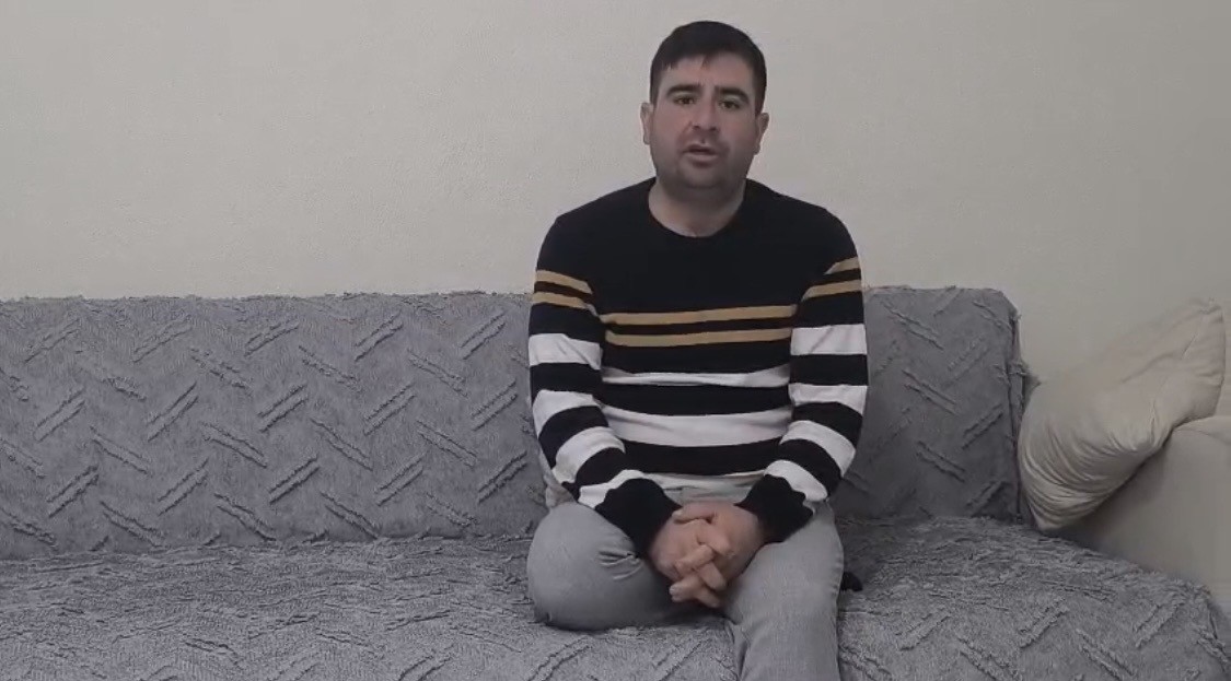 Kar altındaki eşekleri çiftliğine götürüp besledi
