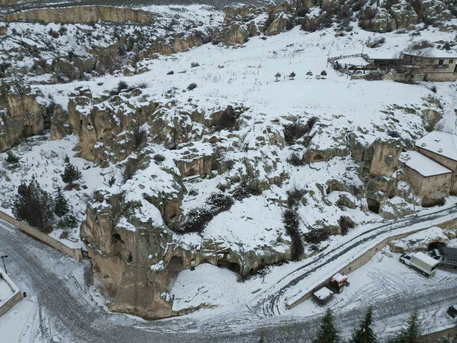 Kar altındaki Frig Vadisi seyrine doyumsuz bir manzara oluşturdu
