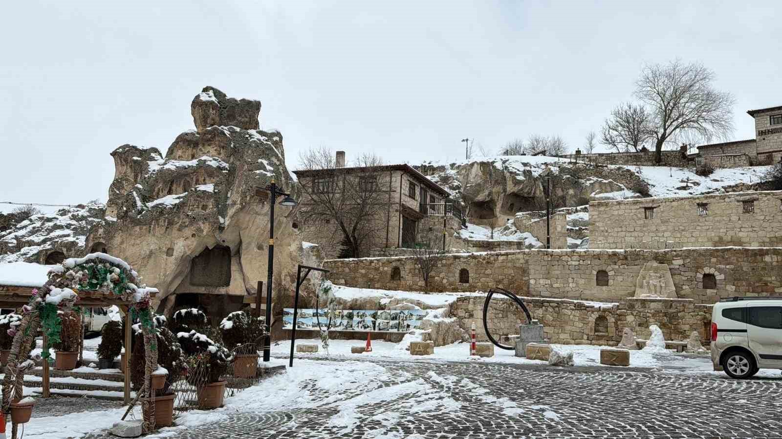 Kar altındaki Frig Vadisi seyrine doyumsuz bir manzara oluşturdu
