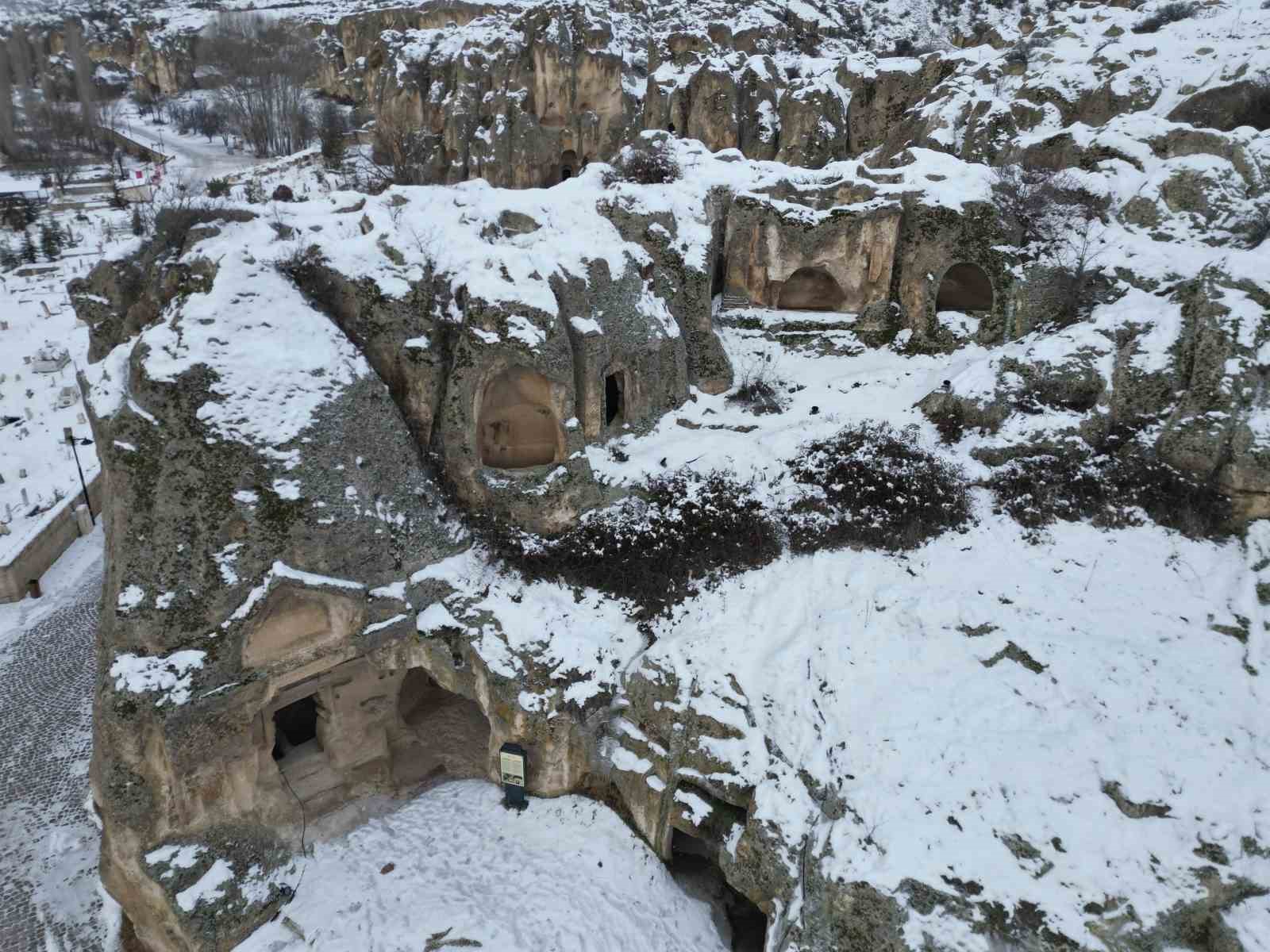 Kar altındaki Frig Vadisi seyrine doyumsuz bir manzara oluşturdu
