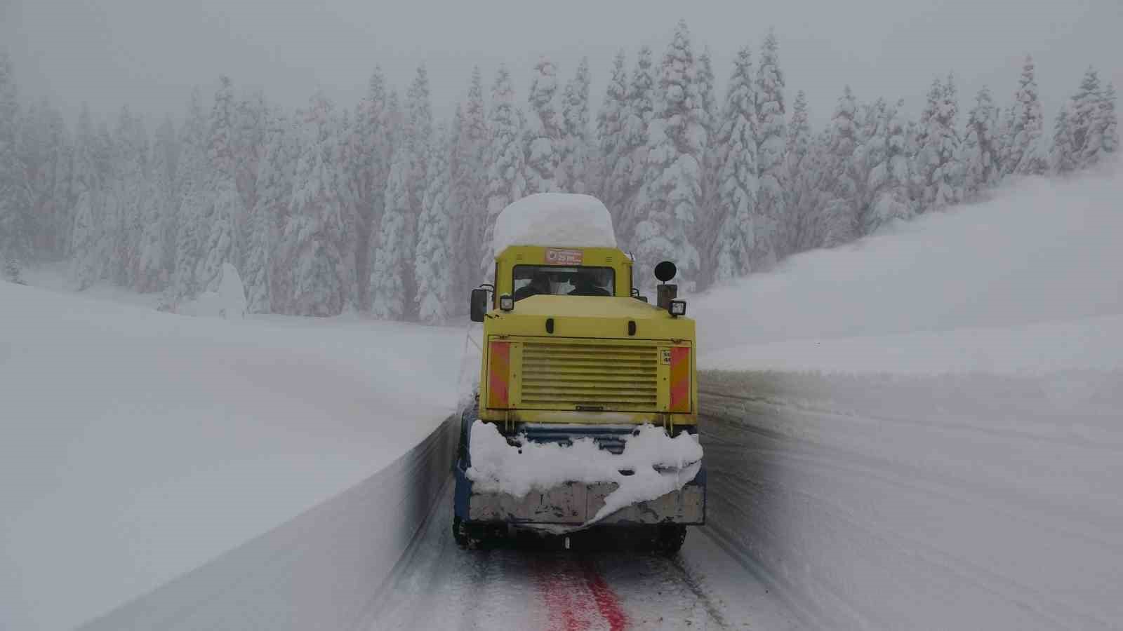 Kar altındaki köy yollarında "kar savaşçıları"ndan yoğun mesai

