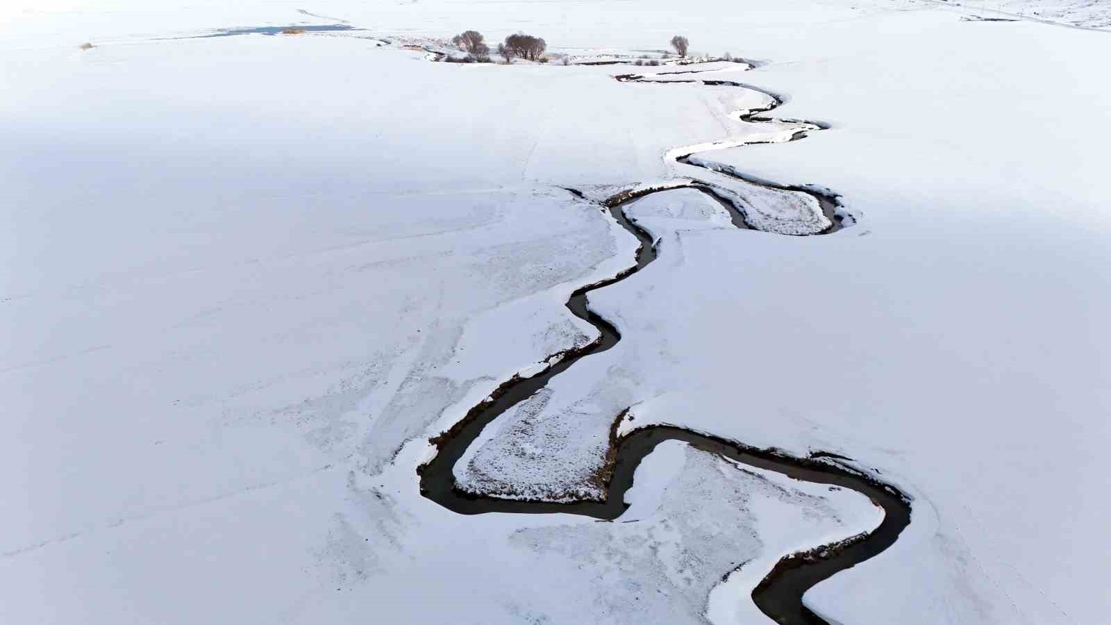 Kar altındaki menderesler güzel manzaralar oluşturuyor
