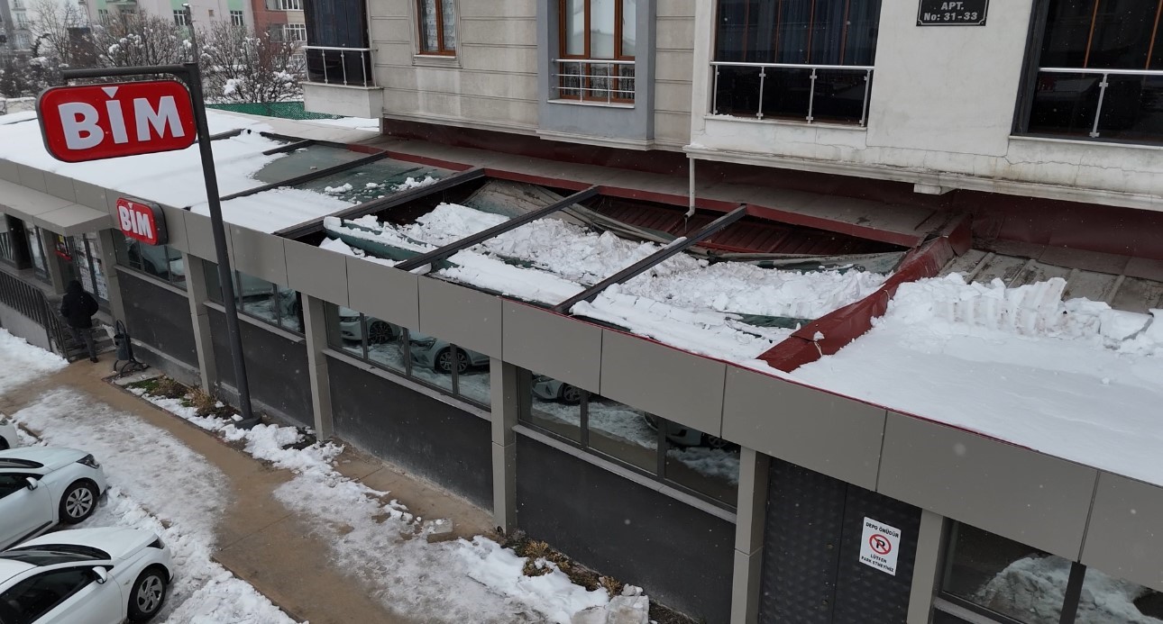 Kar birikintisi zincir marketin çatısını çökertti
