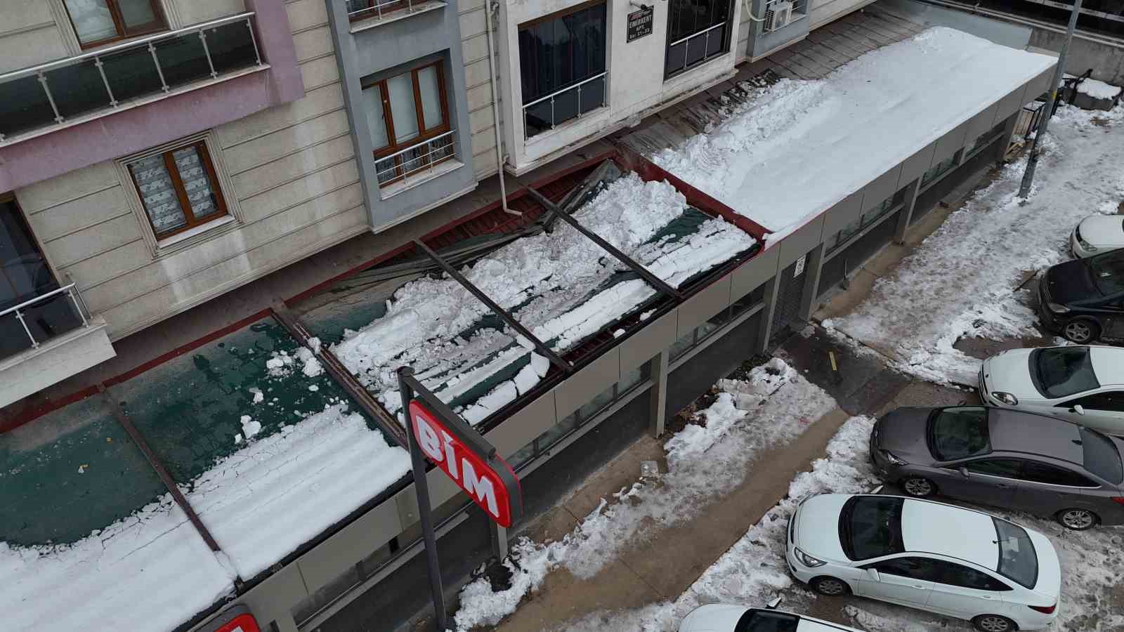 Kar birikintisi zincir marketin çatısını çökertti
