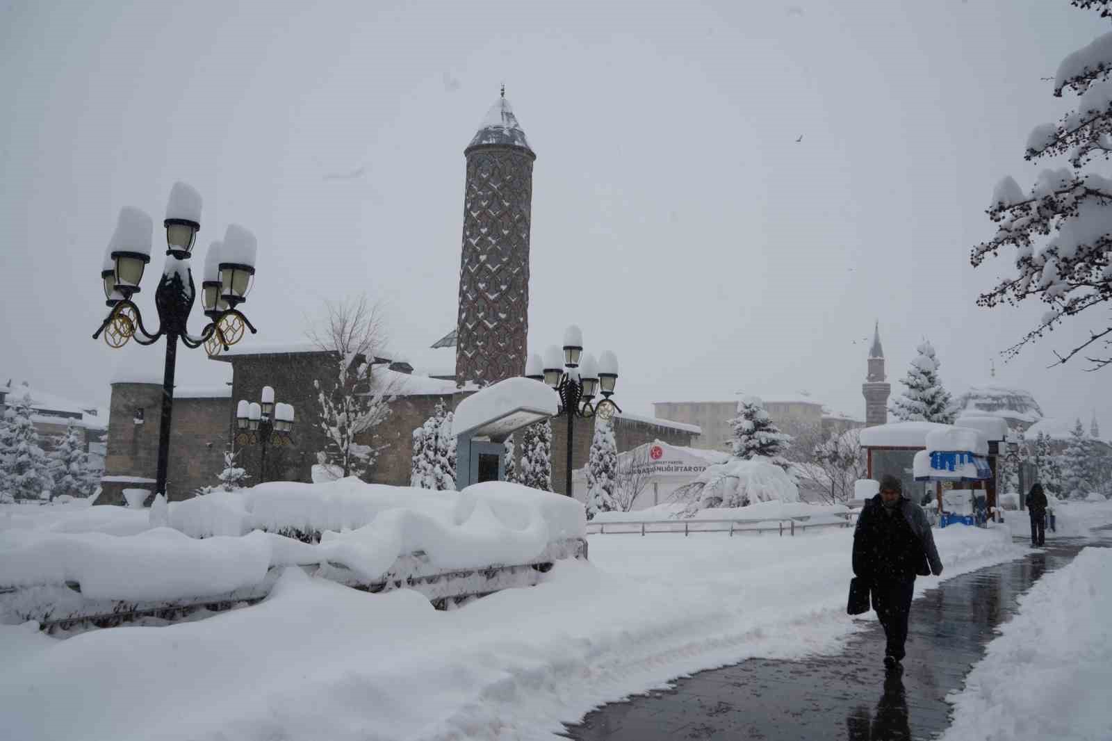 Kar durdu soğuklar geldi
