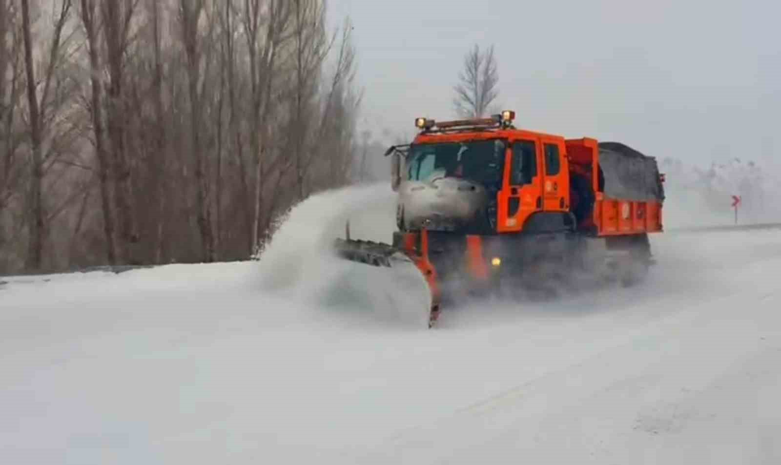 Kar durmadı, Karayolları ekipleri gece gündüz sahada
