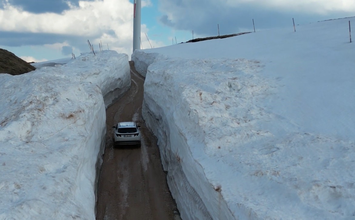 Kar duvarları arasında kalan yol görenleri hayrete düşürdü
