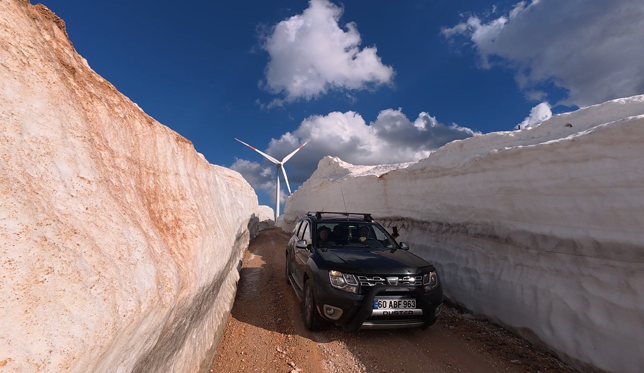Kar duvarları arasında kalan yol görenleri hayrete düşürdü
