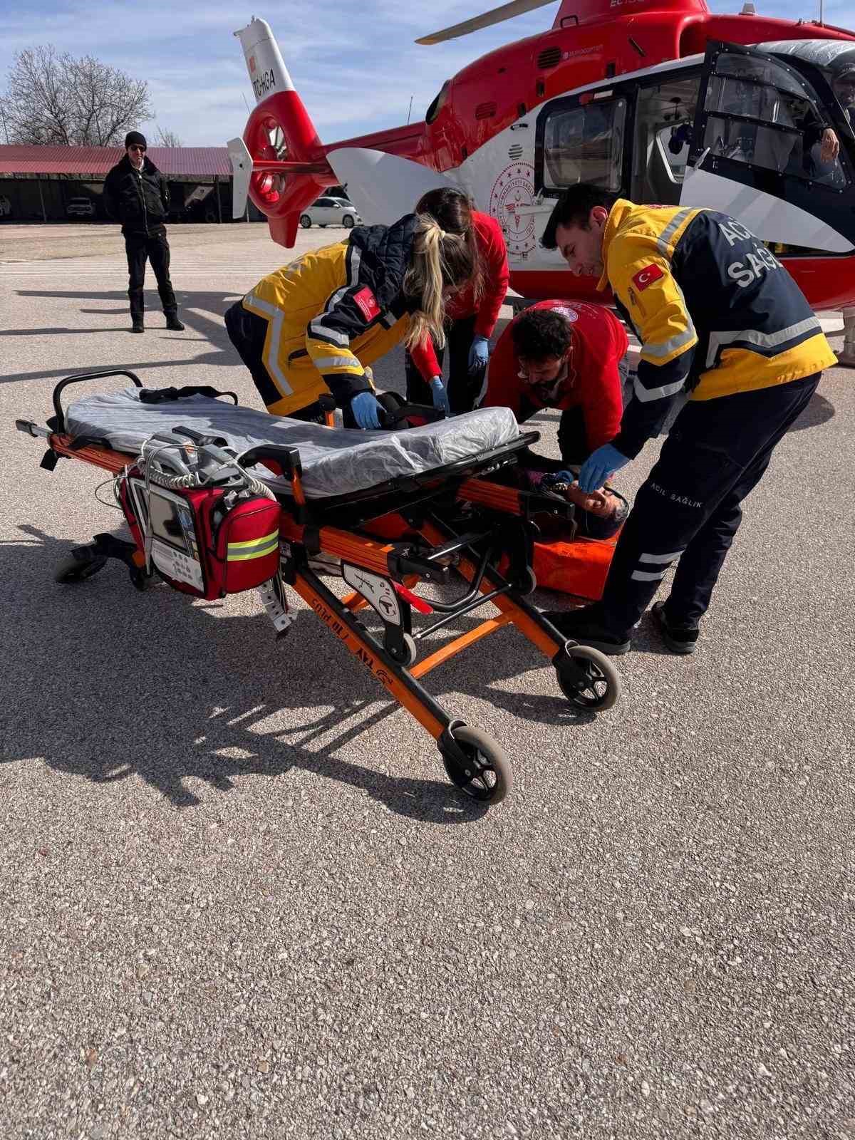 Kar engeli ambulans helikopterle aşıldı

