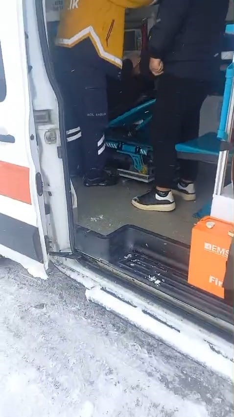 Kar engeline takılan ambulansa karayolları ekipleri yetişti
