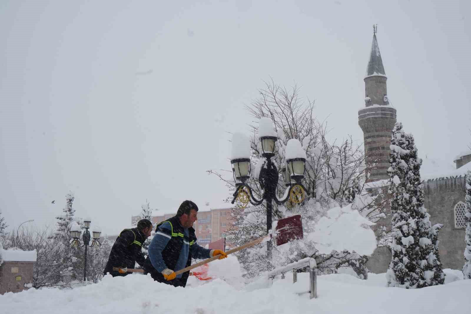 Kar Erzurum’u esir aldı, araçlar karın içinde kayboldu
