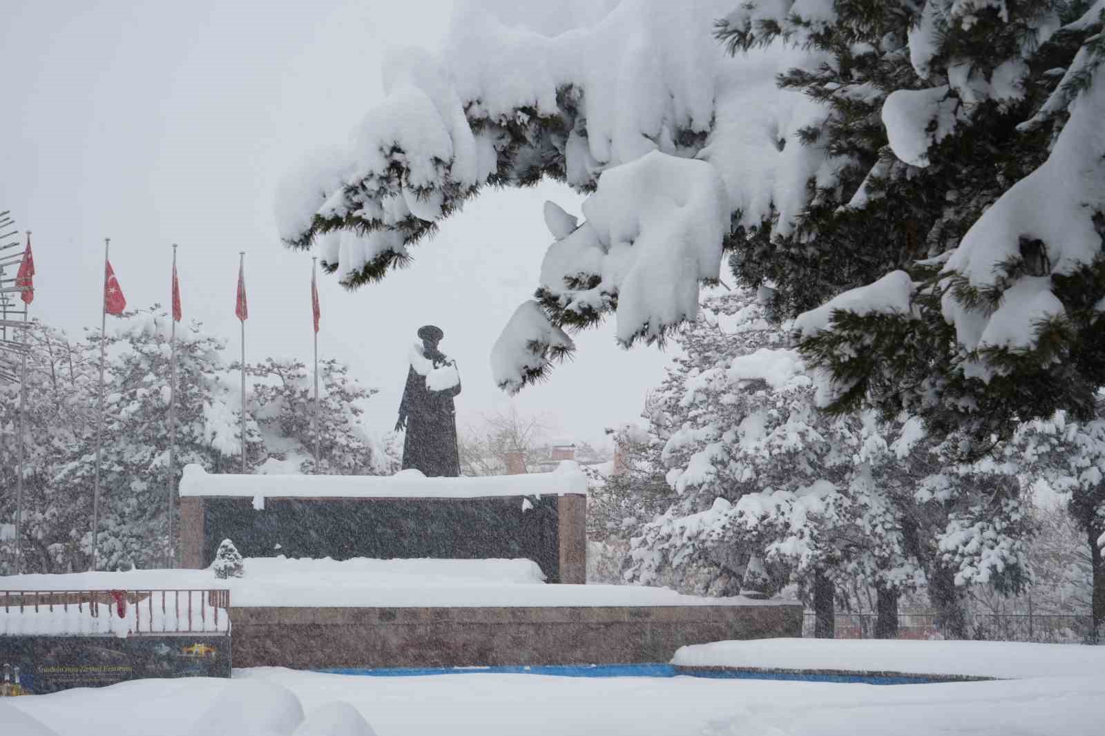 Kar Erzurum’u esir aldı, araçlar karın içinde kayboldu
