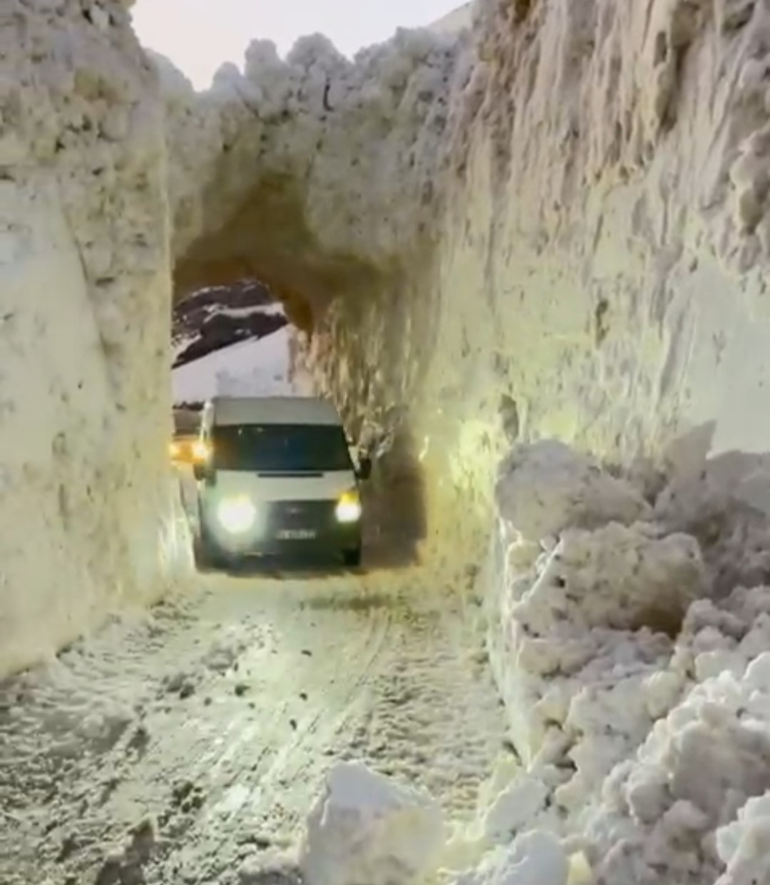 Kar esareti tünelle aşılıyor: Dikmetaş mezrasında yaşam koridoru
