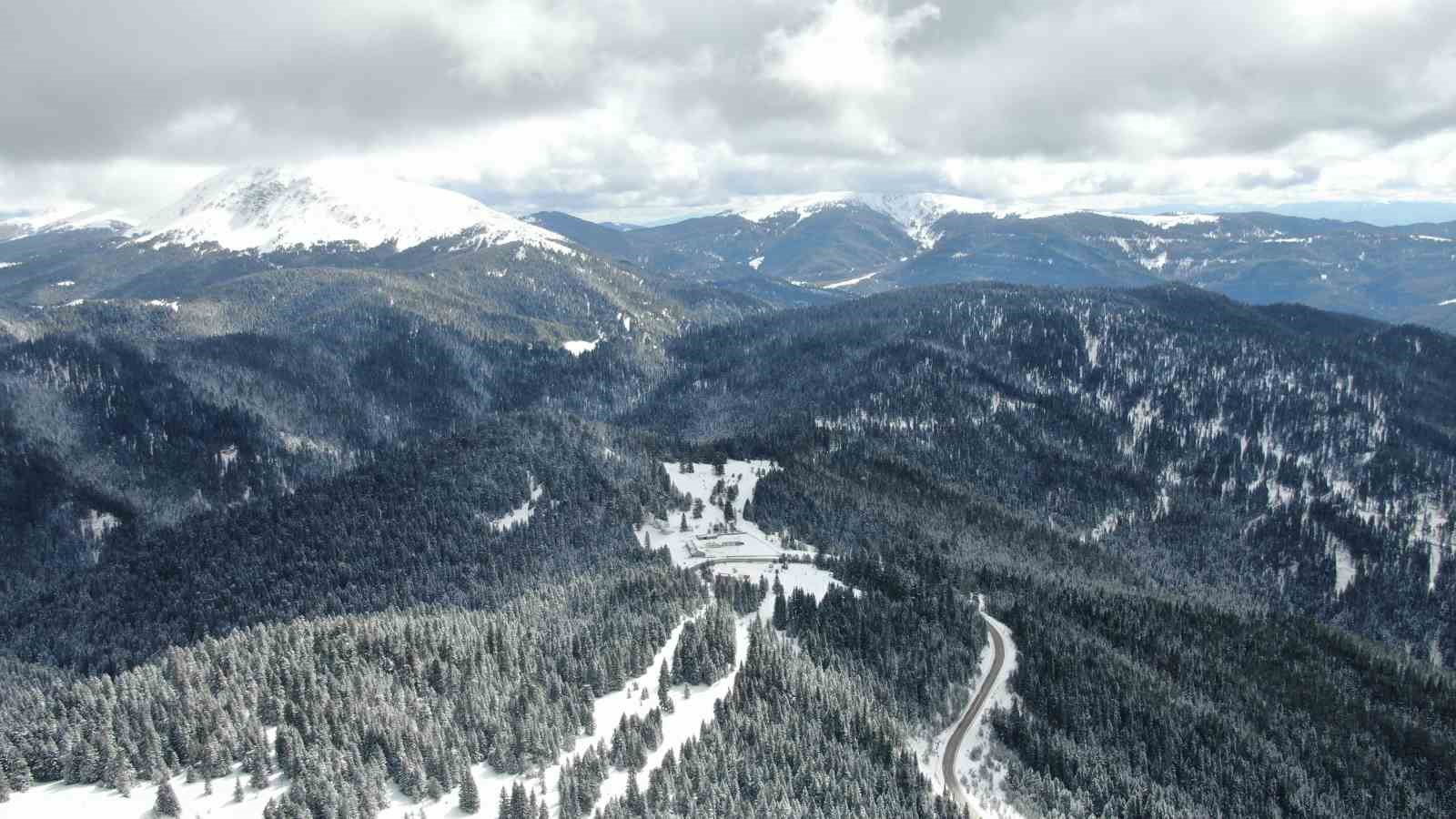 Kar geri döndü: Nisan ayında kışı aratmayan manzara
