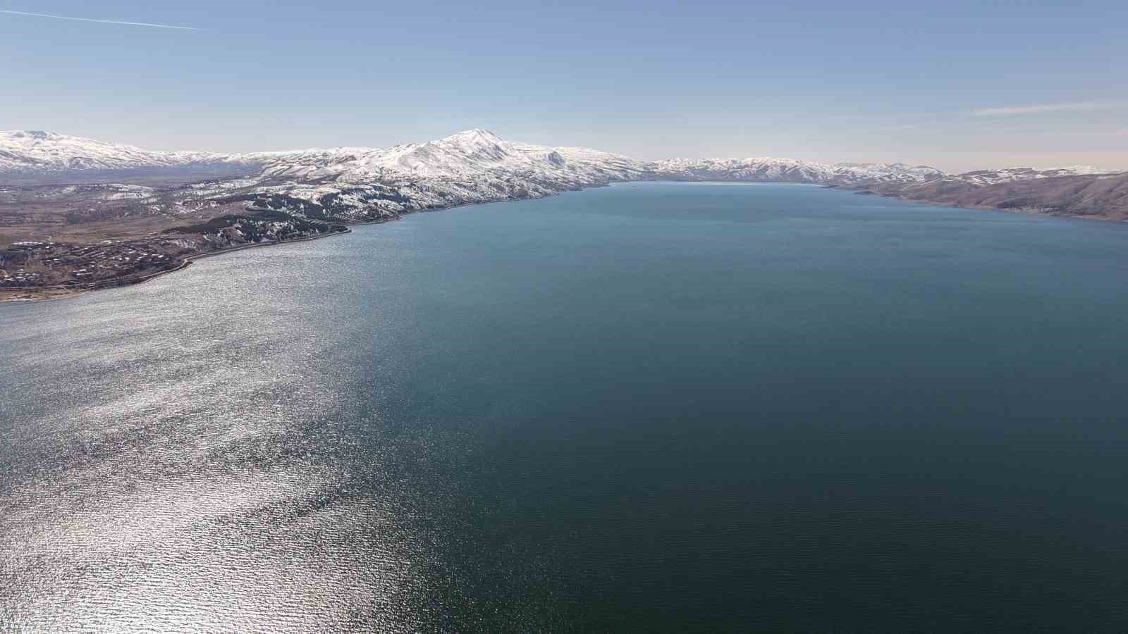 Kar, güneş ve maviliğin buluştuğu Hazar Gölü mest etti
