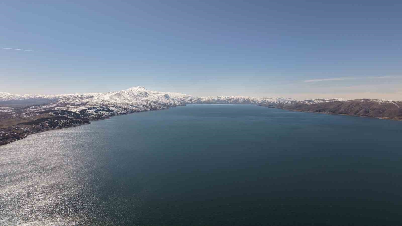 Kar, güneş ve maviliğin buluştuğu Hazar Gölü mest etti
