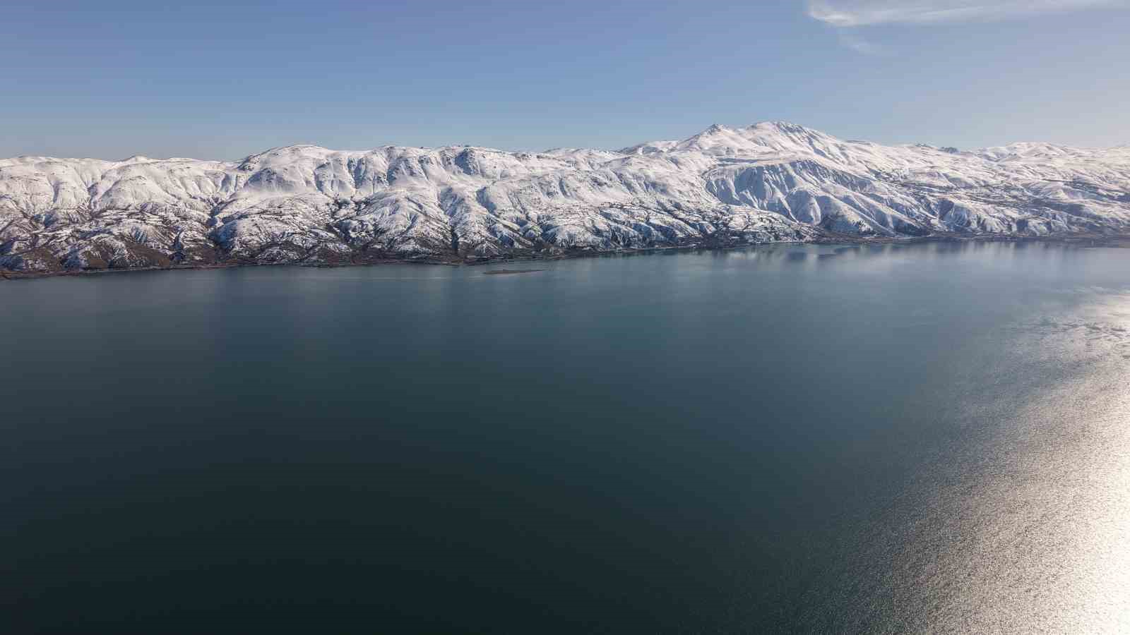 Kar, güneş ve maviliğin buluştuğu Hazar Gölü mest etti
