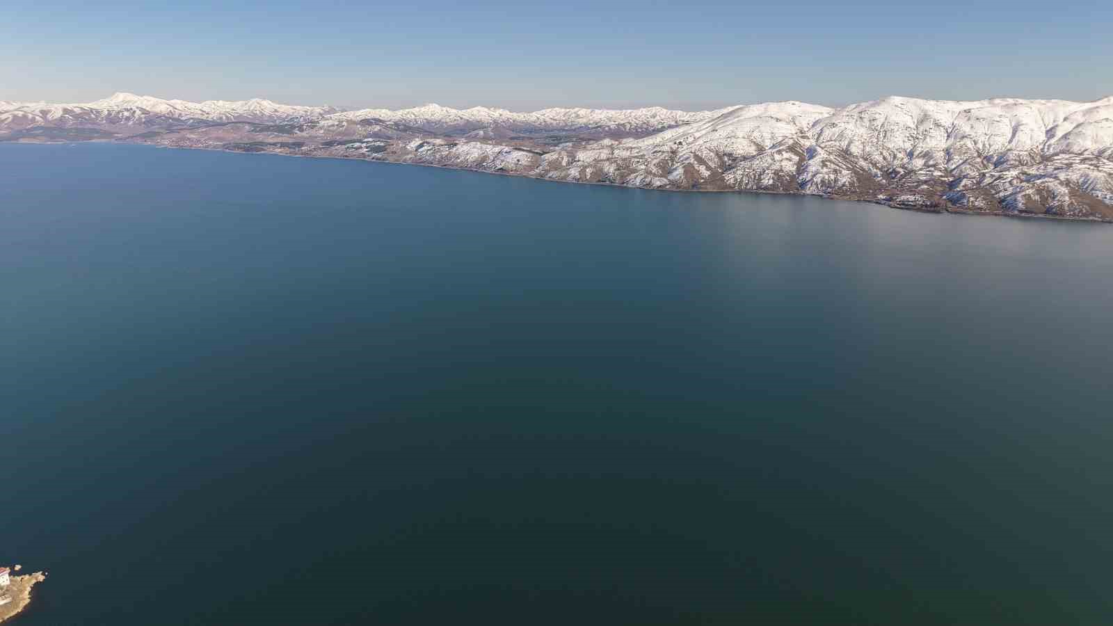 Kar, güneş ve maviliğin buluştuğu Hazar Gölü mest etti
