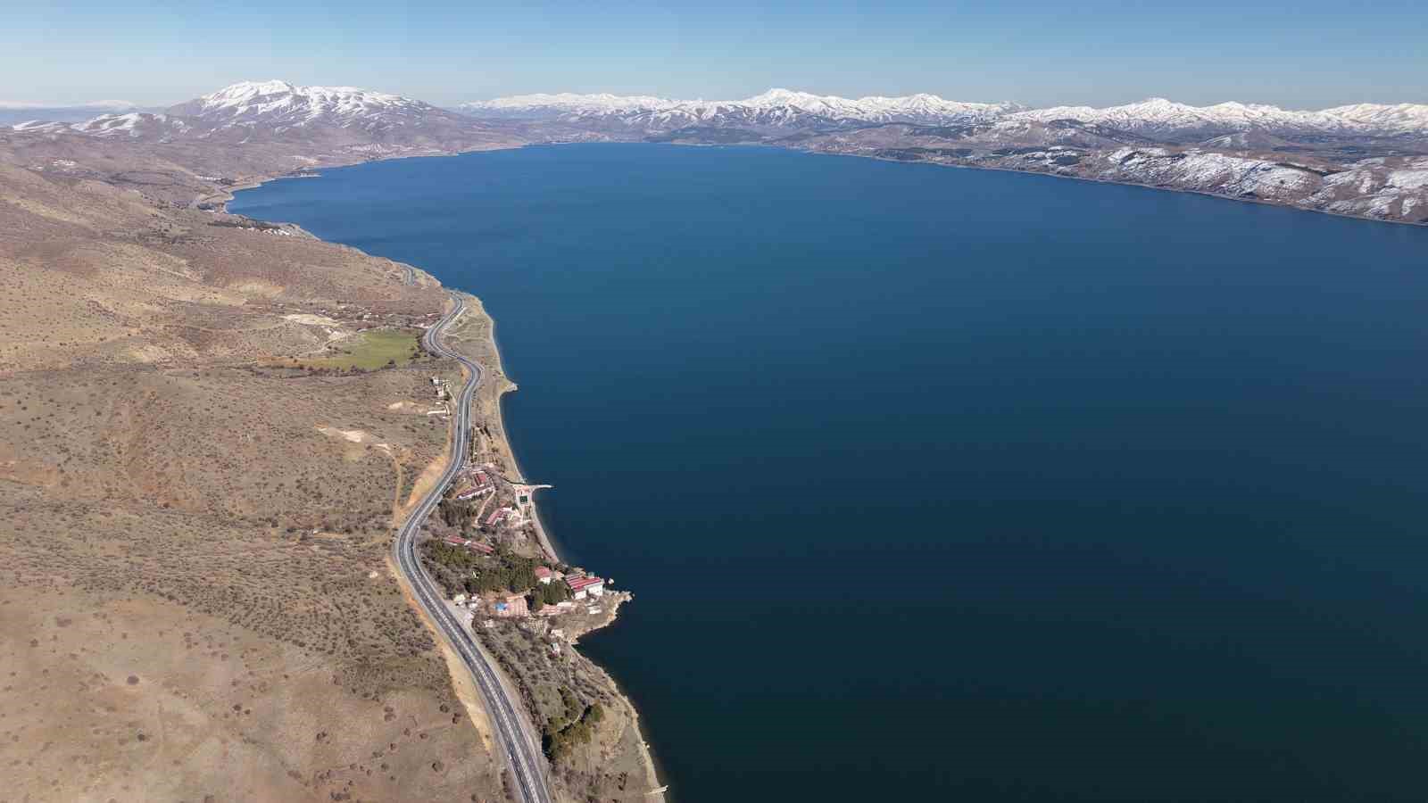 Kar, güneş ve maviliğin buluştuğu Hazar Gölü mest etti
